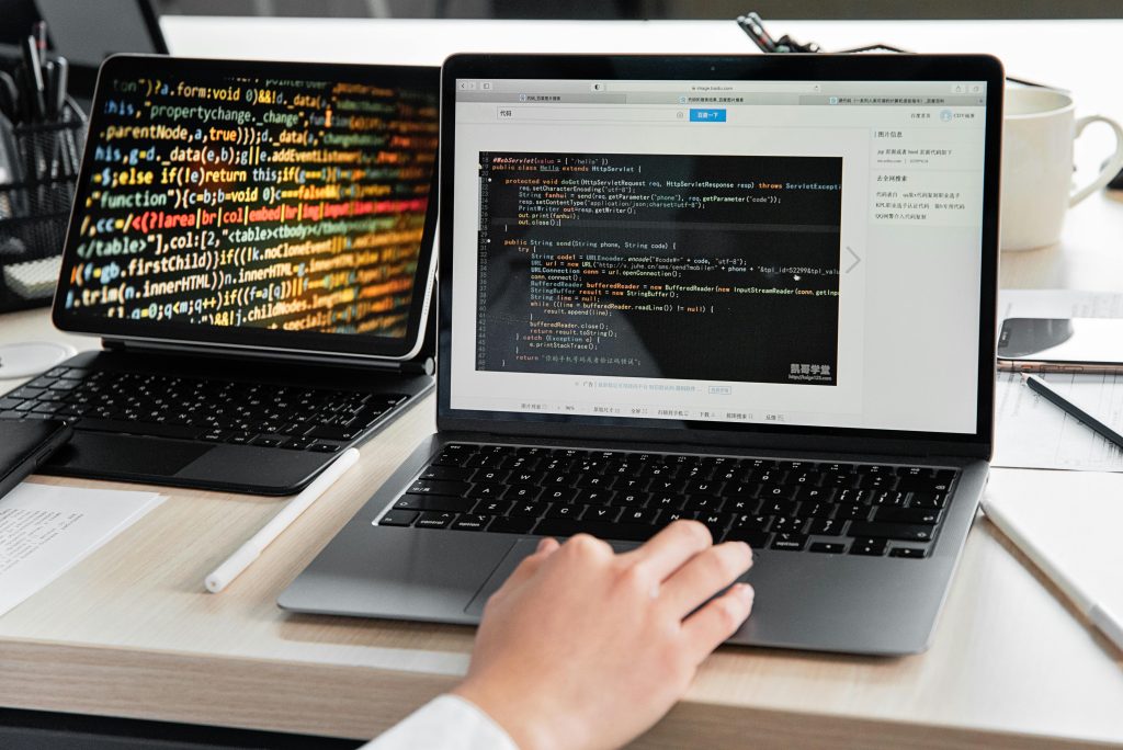 Equipos trabajando con sistemas de gestión